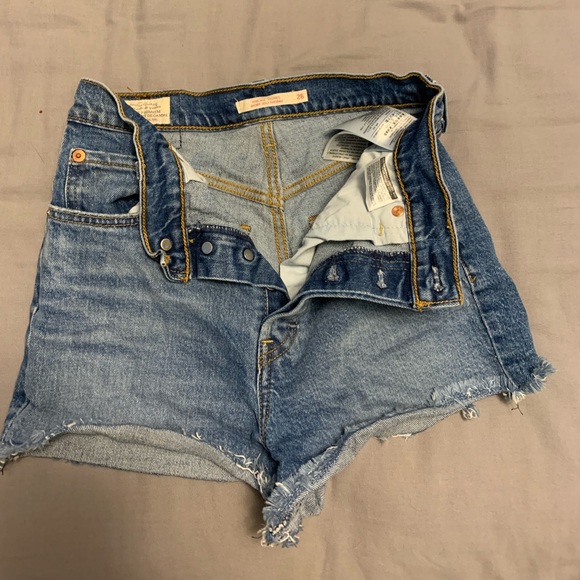 Levi’s Ribcage Shorts - Picture 4 of 4